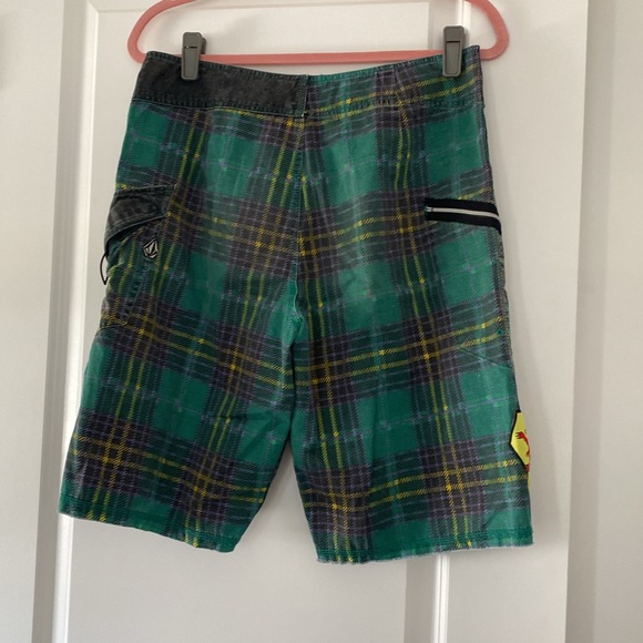 Mens Volcom 31 waist Ozzy Wrong Board shorts with two pocket closures. - Picture 2 of 7